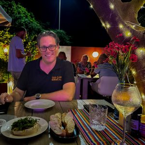 Luite eating at restaurant Jardin