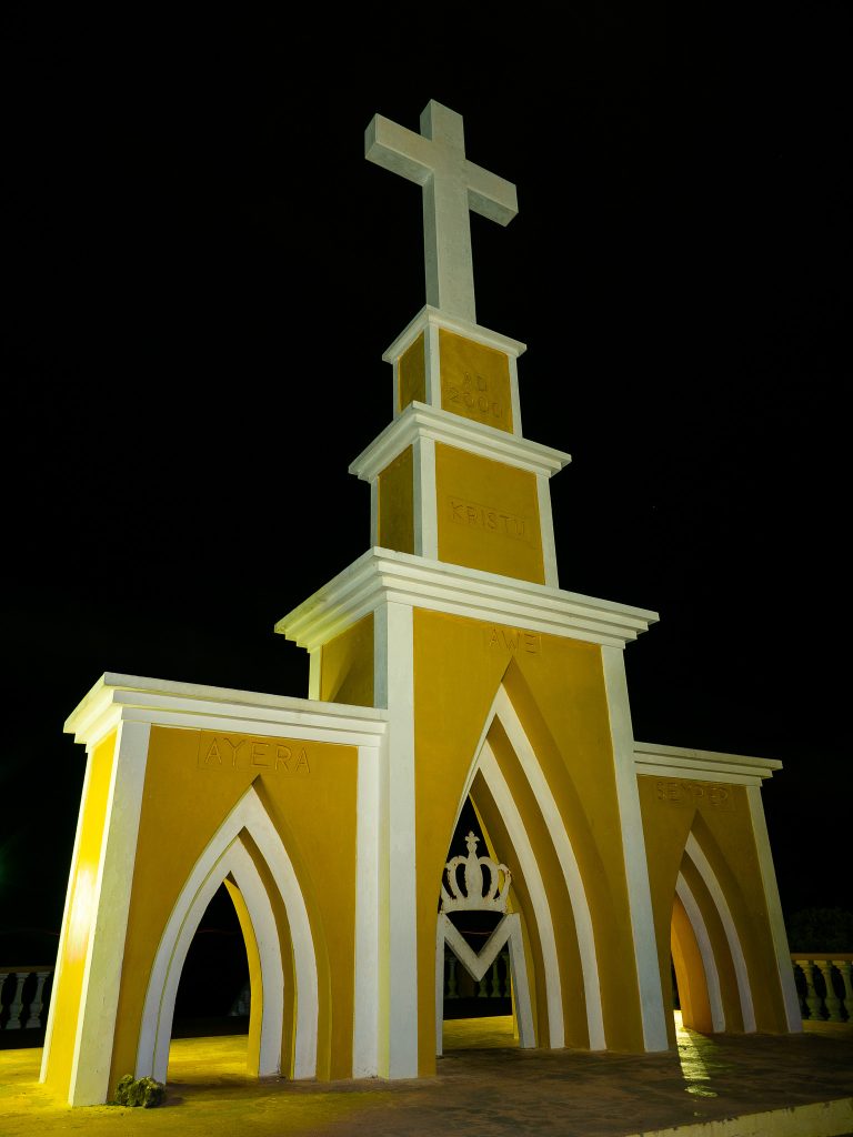 monument on seru largu at night.