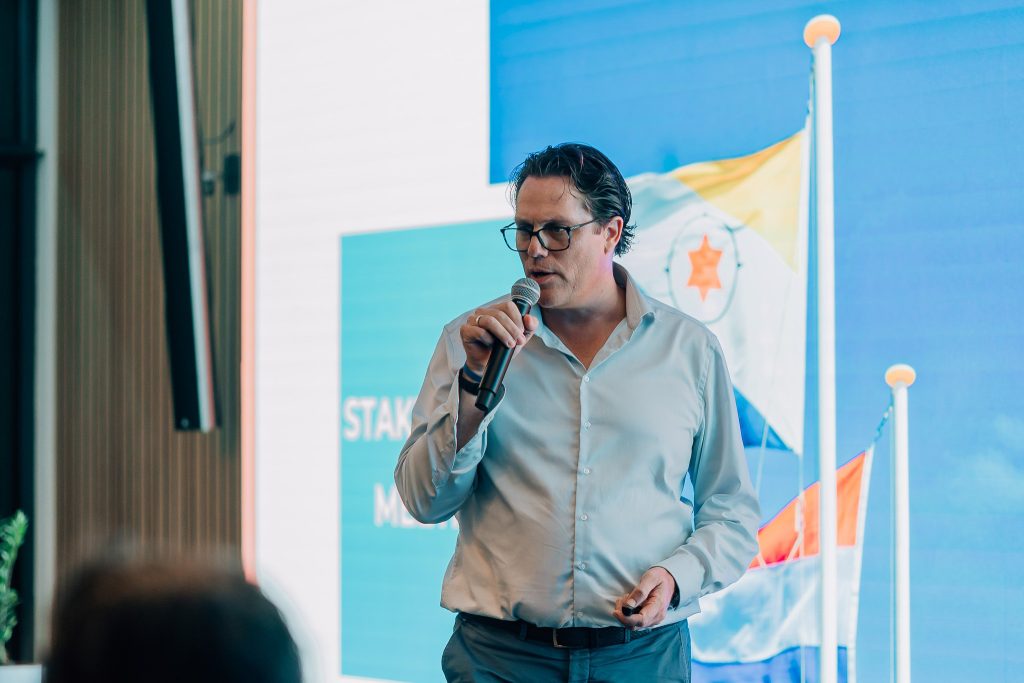 Luite Berkenbosch geeft een speech tijdens een bijeenkomst over de voordelen van het zakelijk autohuur programma