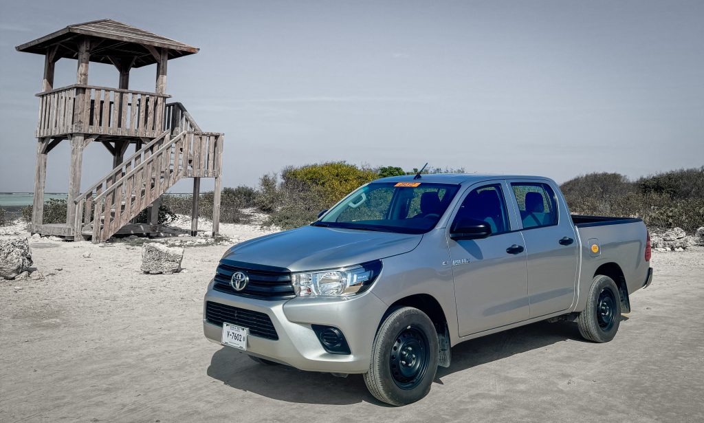 Pickup Huren Bonaire foto van een pick up truck op het strand