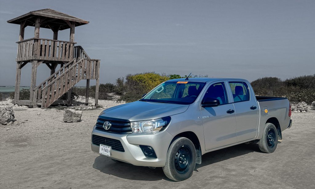 Picture of a pickup truck in the article about driving bonaire